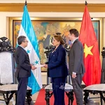 L’ambassadeur du Vietnam au Mexique et au Honduras, Nguyên Van Hai, présente les lettres de créance du président Luong Cuong à la présidente hondurienne Xiomara Castro. Photo: VNA
