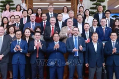 Le Premier ministre Pham Minh Chinh pose pour une photo souvenir avec les délégués lors de l'événement, à Hanoi, le 28 juin. Photo: VNA