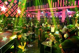 La police de la province de Binh Thuan (Centre méridional) a démantelé un important foyer de consommation de drogue dans la ville de Phan Thiet dans la matinée du 2 mai 2025. Photo : VNA