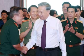 Le secrétaire général du Parti, To Lam, secrétaire de la Commission militaire centrale, a rencontré à Hô Chi Minh-Ville le 21 avril une délégation de héros et de vétérans de diverses forces ayant directement participé à la campagne de Ho Chi Minh en 1975. Photo : VNA