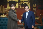 Le PM Pham Minh Chinh reçoit la ministre du Changement climatique et de l'Environnement des EAU, Amna bint Abdullah Al Dahak. Photo: VNA