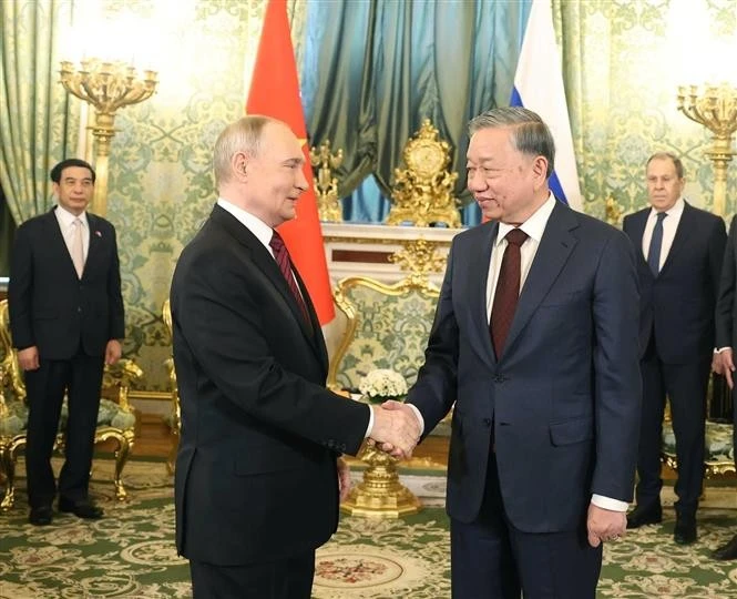 Le secrétaire général du Parti communiste du Vietnam, Tô Lâm (droite), et le président Vladimir Poutine. Photo: VNA