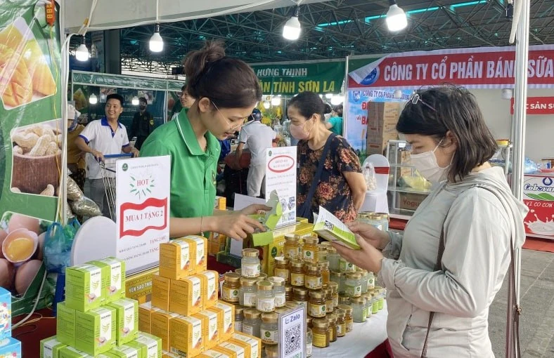 Des clients au MM Mega Market Thang Long. Photo : hanoimoi.vn