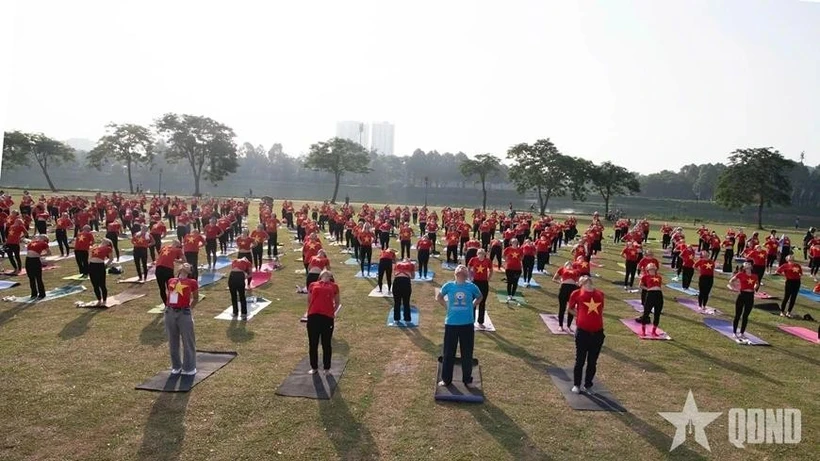 Plus de 1.000 pratiquants de yoga participent à une performance spéciale lors de l'événement. Photo : PANO