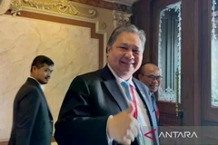 Le ministre coordinateur des affaires économiques, Airlangga Hartarto, répond aux questions des journalistes en marge de ses fonctions officielles aux côtés du président Prabowo Subianto à Saint-Pétersbourg, en Russie, le 20 juin. (Photo : ANTARA)
