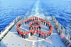 Des Vietnamiens d'outre-mer participent au « Grand Voyage de Solidarité » en avril 2025. Ce voyage est un programme annuel organisé par la SCOVA en coopération avec le Commandement de la Marine depuis 2012. (Photo : VNA)