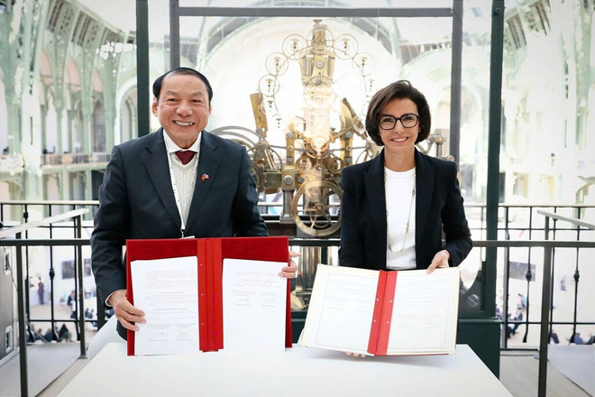 Le ministre vietnamien de la Culture, des Sports et du Tourisme, Nguyên Van Hùng, et la ministre française de la Culture, Rachida Dati, ont signé le 5 octobre 2024 à Paris le Programme de coopération bilatérale dans la culture pour la période 2024-2028. Photo : VNA rachida-dati.jpg