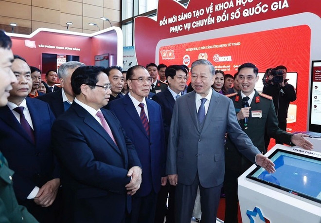 Le secrétaire général Tô Lâm et d'autres dirigeants visitent l'exposition de l'innovation scientifique et technologique. Photo: VOV secretaire-general-to-lam.jpg
