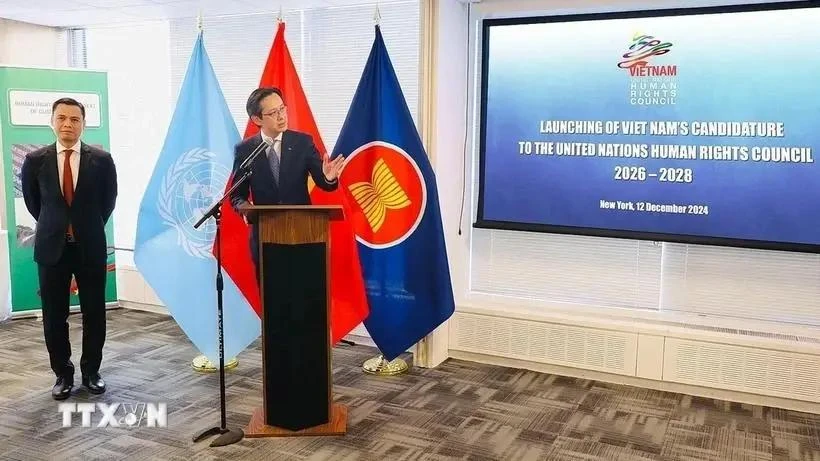 Le vice-ministre des Affaires étrangÚres Do Hung Viet prend la parole à une cérémonie organisée par la Mission permanente du Vietnam auprÚs des Nations Unies (ONU) à New York le 12 décembre à l'occasion de la Journée internationale des droits de l'homme. Photo : VNA