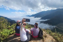 Des touristes à Mu Canf Chai. Photo: VNA
