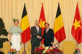 Nguyên Van Nên, membre du Bureau Politique et secrétaire du Comité du Parti de Hô Chi Minh-Ville (droite) et le roi Philippe de Belgique et la reine Mathilde, en visite d'État au Vietnam. Photo: VNA