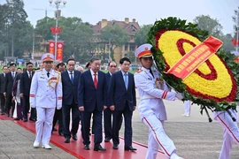 Les dirigeants rendent hommage au Président Hô Chi Minh et aux Héros morts pour la Patrie, à l'occasion du 50ᵉ anniversaire de la Libération du Sud et de la Réunification nationale. Photo: VNA