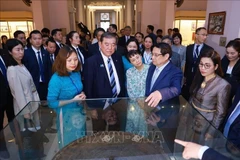 Le PM Pham Minh Chinh et son homologue japonais visitent le Musée national d'histoire du Vietnam. Photo: VNA